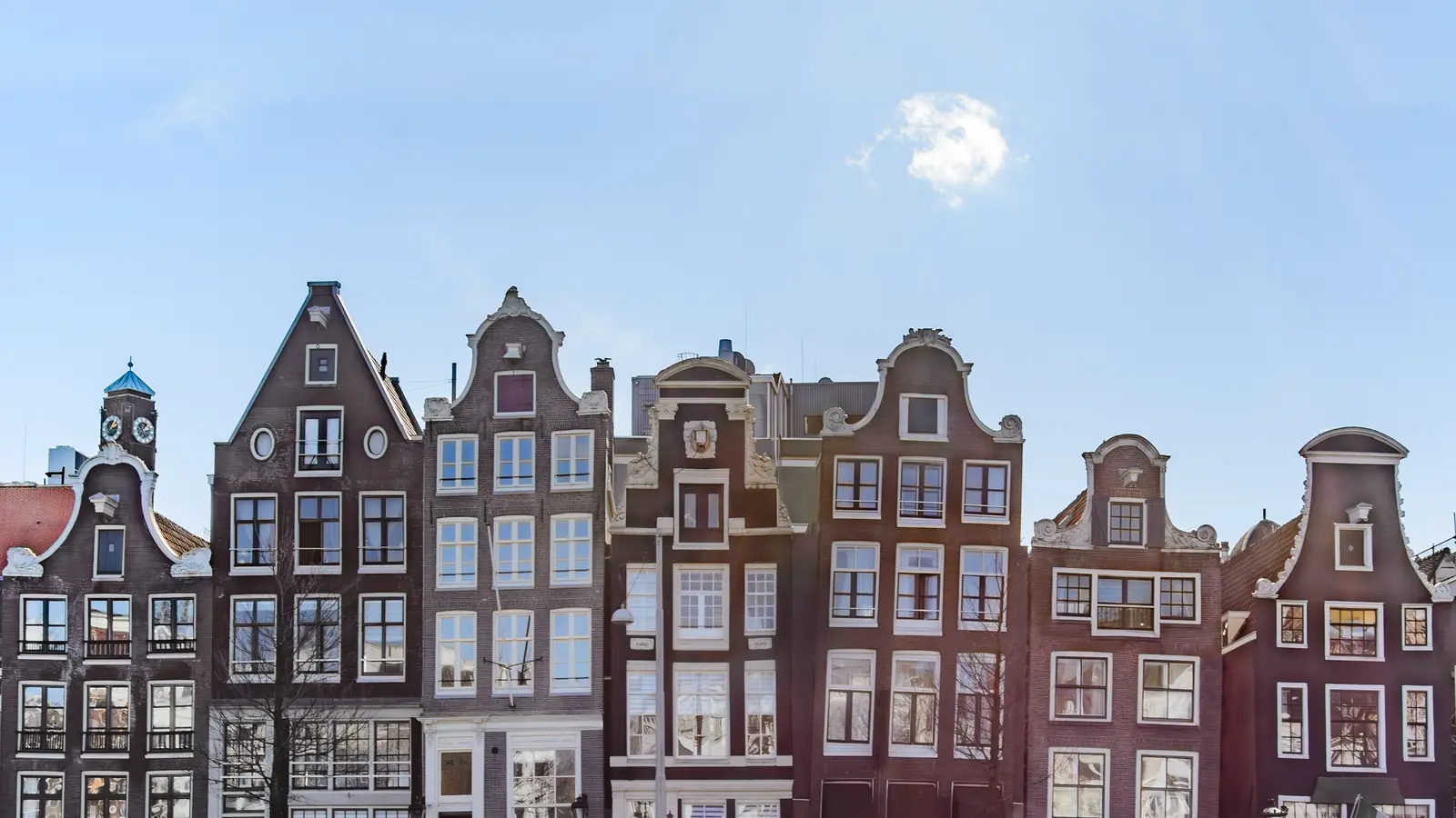 Rij historische grachtenpanden in Amsterdam, recht van voren gezien (Kadaster eigendomsinformatie met apostille)