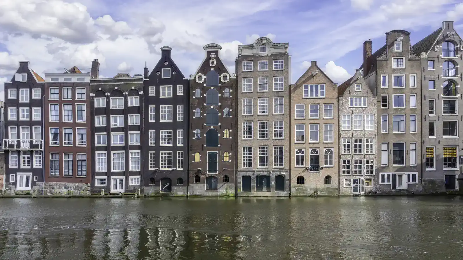Kleurrijke grachtenpanden aan het water in Amsterdam (Kadaster hypotheekinformatie met apostille)